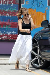 Minka Kelly feet photo thumbnail