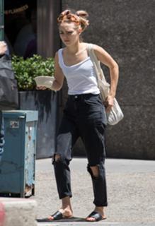AnnaSophia Robb feet photo thumbnail