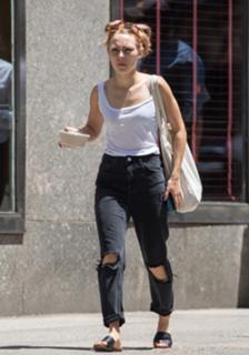 AnnaSophia Robb feet photo thumbnail