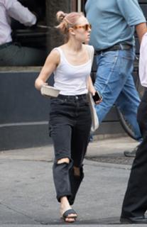 AnnaSophia Robb feet photo thumbnail
