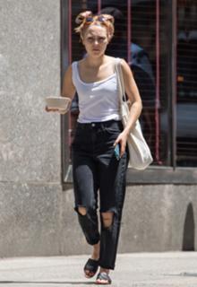 AnnaSophia Robb feet photo thumbnail