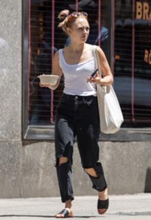 AnnaSophia Robb feet photo thumbnail