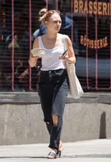 AnnaSophia Robb feet photo thumbnail