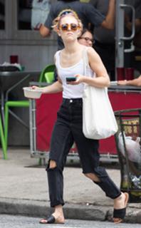 AnnaSophia Robb feet photo thumbnail
