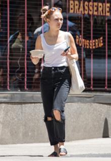 AnnaSophia Robb feet photo thumbnail