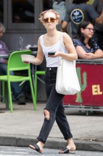 AnnaSophia Robb feet photo thumbnail