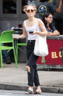 AnnaSophia Robb feet photo thumbnail