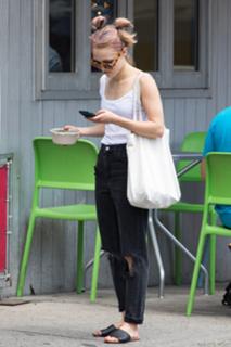 AnnaSophia Robb feet photo thumbnail