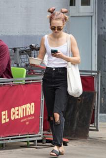 AnnaSophia Robb feet photo thumbnail