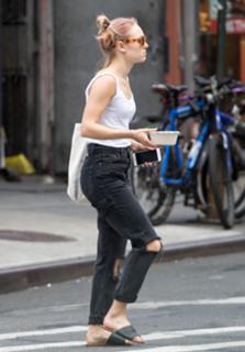 AnnaSophia Robb feet photo thumbnail