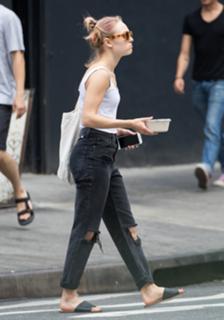 AnnaSophia Robb feet photo thumbnail