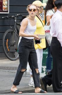 AnnaSophia Robb feet photo thumbnail