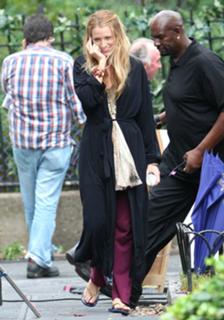Blake Lively feet photo thumbnail