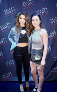 Selena Gomez feet photo thumbnail
