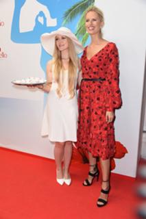 Karolina Kurkova feet photo thumbnail