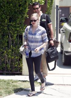 Amanda Seyfried feet photo thumbnail