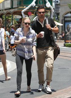 Amanda Seyfried feet photo thumbnail