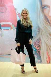 Adriane Galisteu feet photo thumbnail