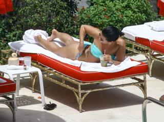 Demi Lovato feet photo thumbnail
