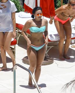 Demi Lovato feet photo thumbnail