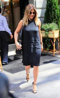 Jennifer Aniston feet photo thumbnail