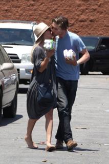 Kaley Cuoco feet photo thumbnail