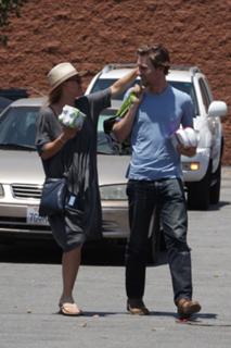 Kaley Cuoco feet photo thumbnail