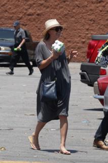Kaley Cuoco feet photo thumbnail