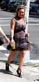 Hilary Duff feet photo thumbnail