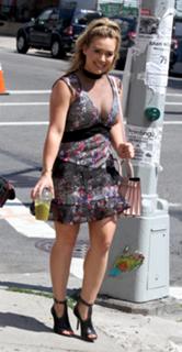 Hilary Duff feet photo thumbnail