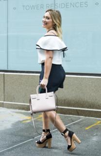 Hilary Duff feet photo thumbnail
