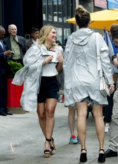 Hilary Duff feet photo thumbnail