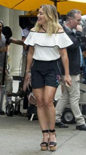 Hilary Duff feet photo thumbnail