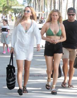 Ellie Goulding feet photo thumbnail
