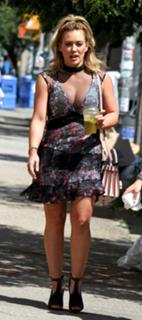 Hilary Duff feet photo thumbnail