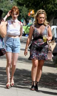 Hilary Duff feet photo thumbnail