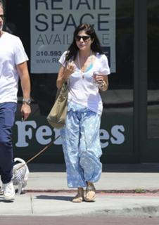 Selma Blair feet photo thumbnail