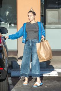 Miley Cyrus feet photo thumbnail