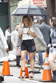 Hilary Duff feet photo thumbnail