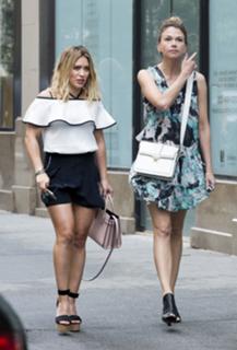 Hilary Duff feet photo thumbnail