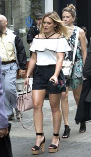 Hilary Duff feet photo thumbnail