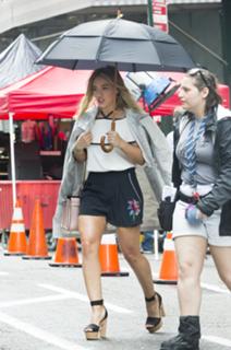 Hilary Duff feet photo thumbnail
