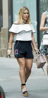 Hilary Duff feet photo thumbnail