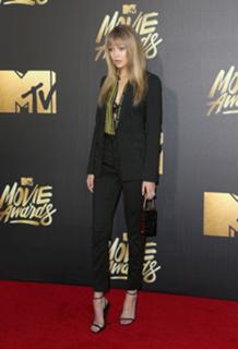 Gigi Hadid feet photo thumbnail