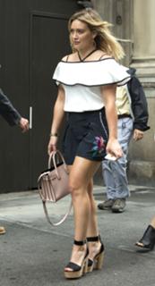 Hilary Duff feet photo thumbnail