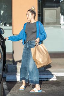 Miley Cyrus feet photo thumbnail
