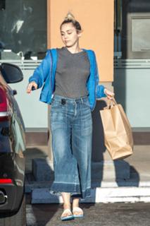 Miley Cyrus feet photo thumbnail