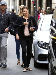 Jennifer Garner feet photo thumbnail