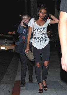 Sarah Hyland feet photo thumbnail