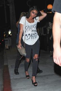 Sarah Hyland feet photo thumbnail